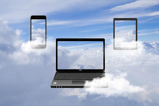 蓝天白云下的电脑图片素材免费下载