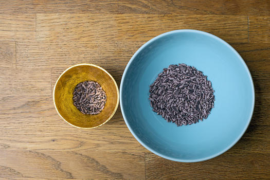 紫米谷物瓷器餐具静物图片素材免费下载