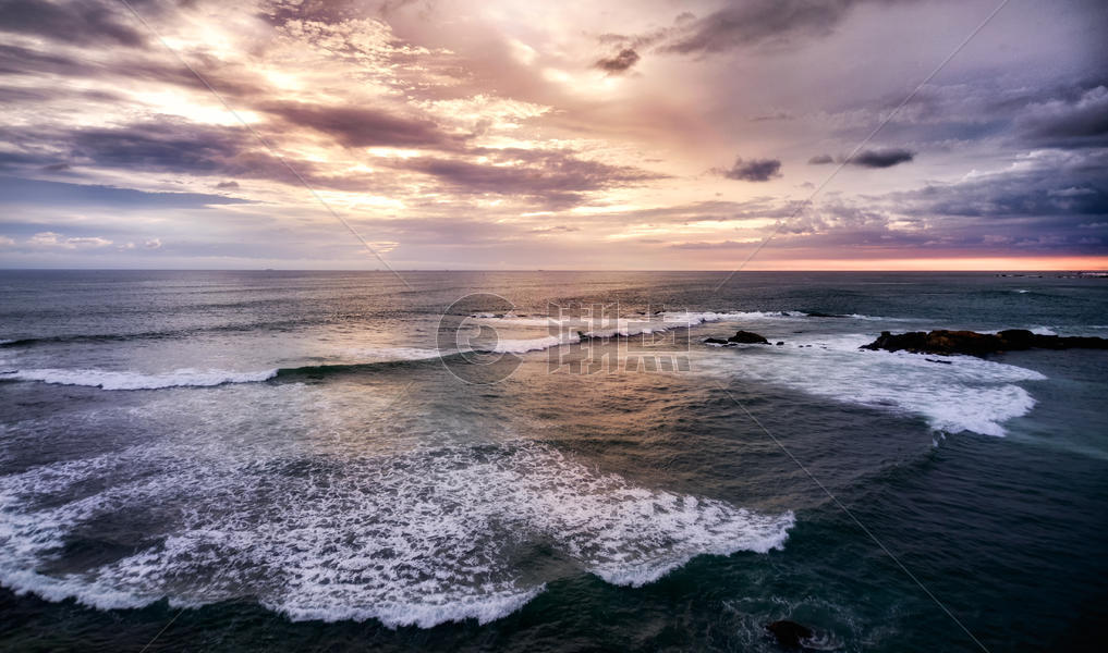 彩霞中的海洋风景图片素材免费下载