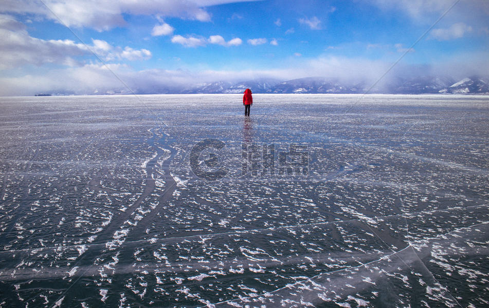 冰上行走的人图片素材免费下载