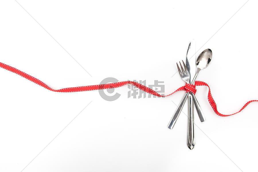 红色彩带和刀叉勺子图片素材免费下载