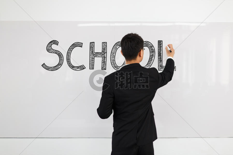 在白板上书写school的男人图片素材免费下载