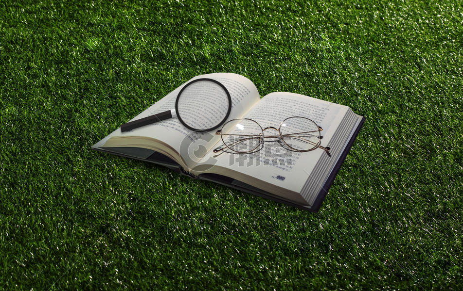 草地风格放大镜和书图片素材免费下载