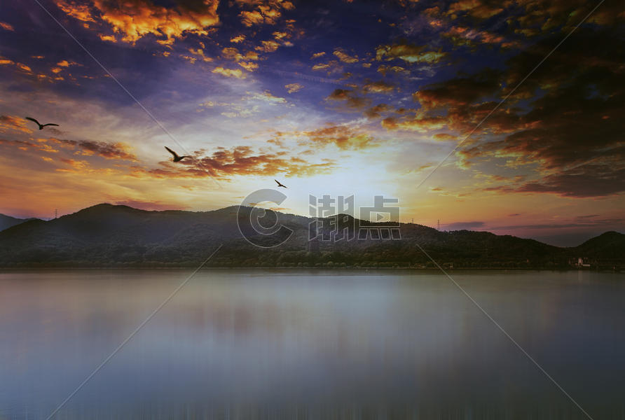 夕阳下的湖面图片素材免费下载