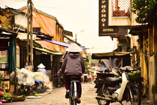 越南会安街上戴尖斗笠的妇人背影图片素材免费下载