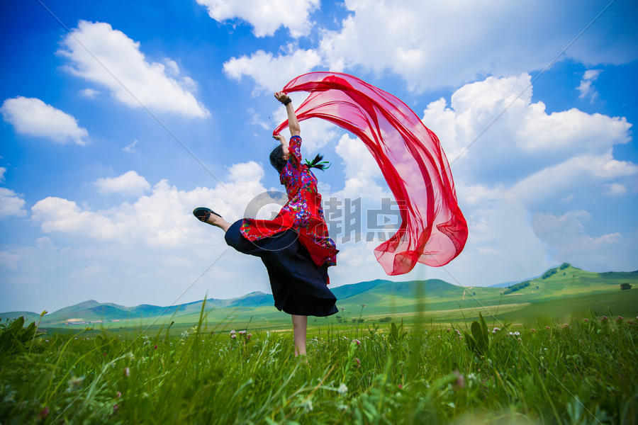 草原上起舞的女孩图片素材免费下载