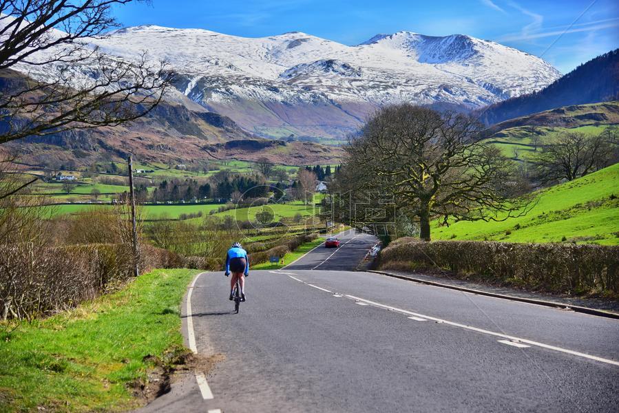 英国苏格兰高地雪山公路自行车图片素材免费下载