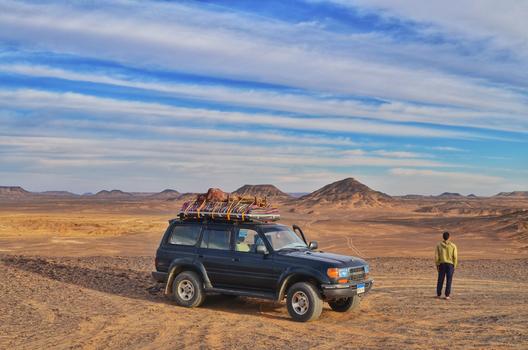 埃及黑沙漠导游和他的吉普图片素材免费下载
