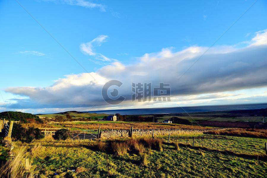 苏格兰高地草地白云图片素材免费下载