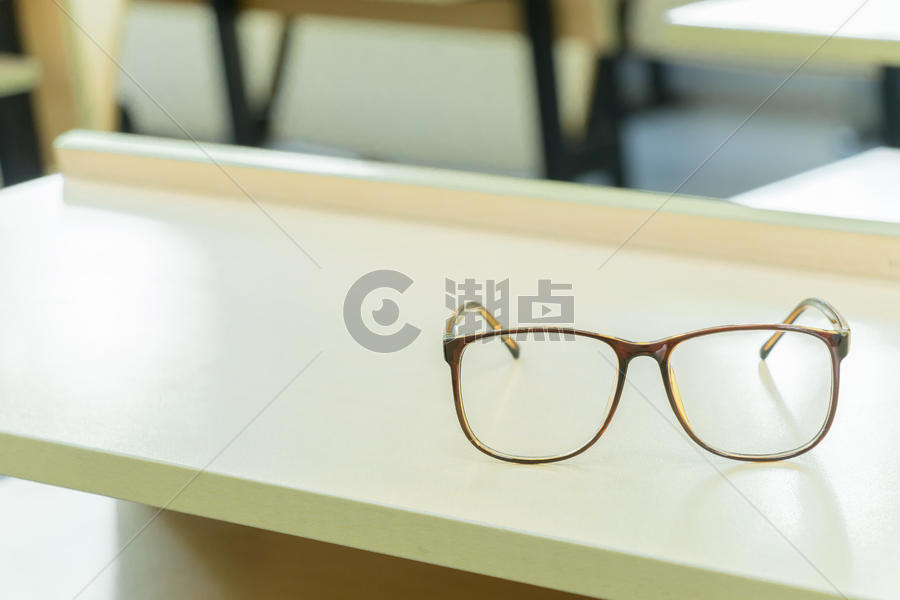 教室里书桌上的眼镜特写图片素材免费下载