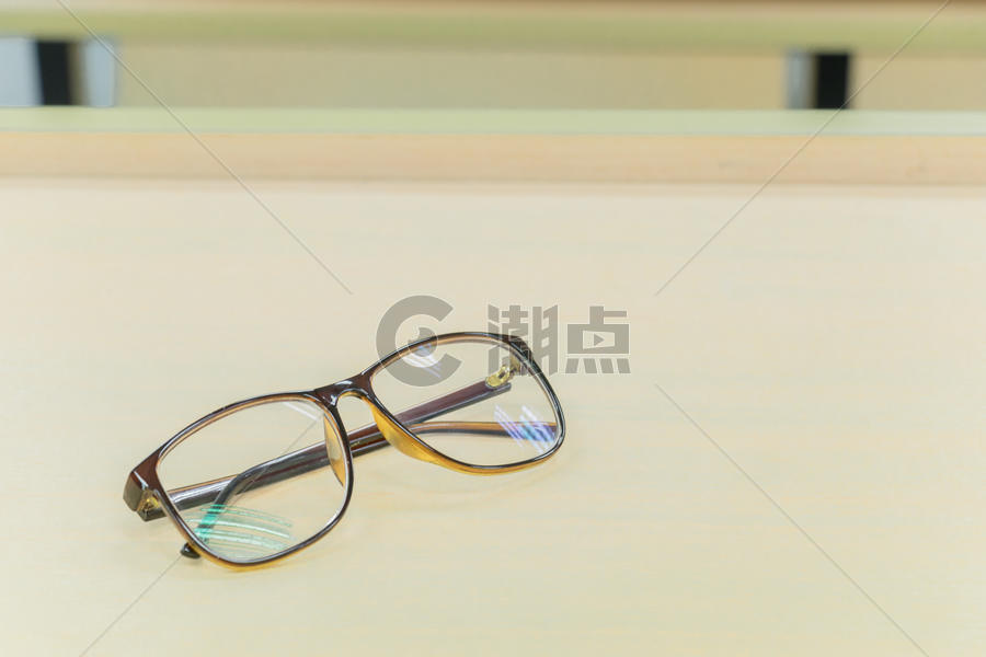 教室里书桌上的眼镜特写图片素材免费下载