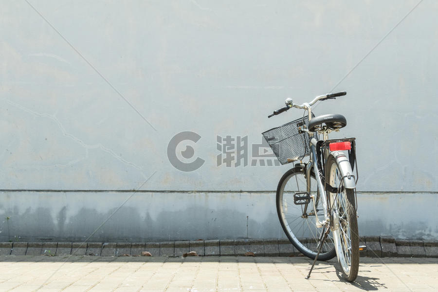 校园里的自行车图片素材免费下载