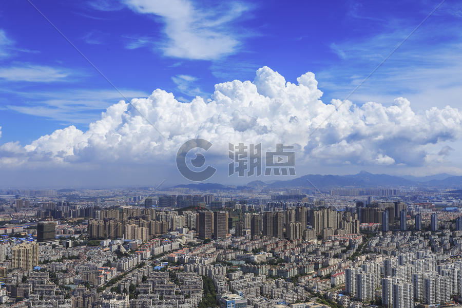 蓝天白云下的市区图片素材免费下载