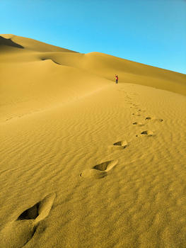 魅力沙漠上的一串脚印图片素材免费下载