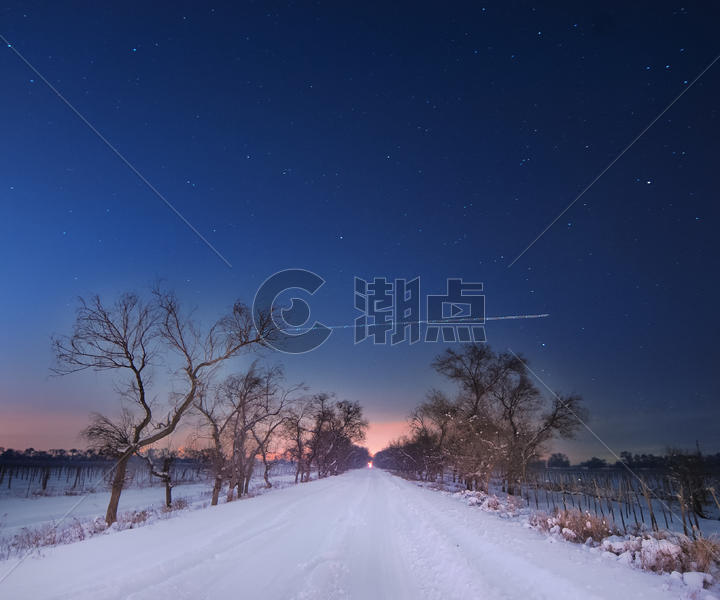 夜空下通往远方的道路图片素材免费下载
