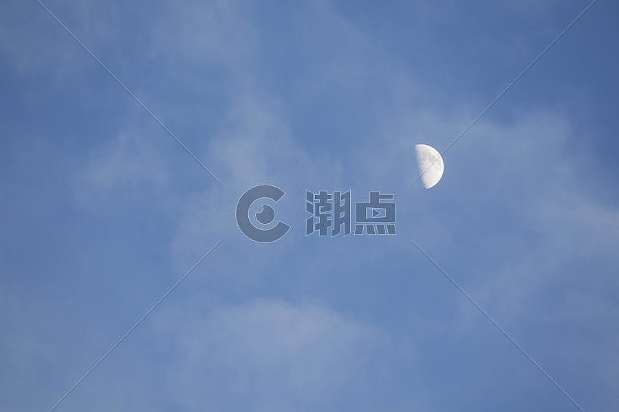 月亮与云层图片素材免费下载