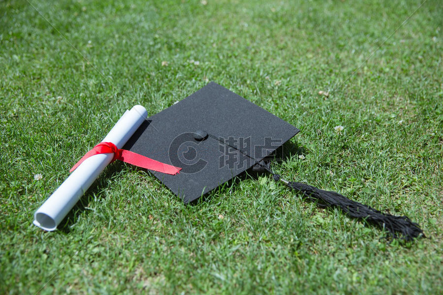 毕业季草地上的证书学士帽图片素材免费下载