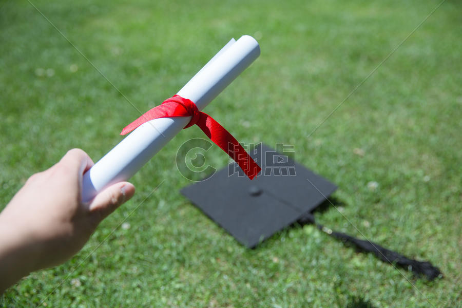 毕业季草地上手拿证书的人图片素材免费下载
