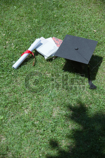大学草地上的书本证书学士帽图片素材免费下载