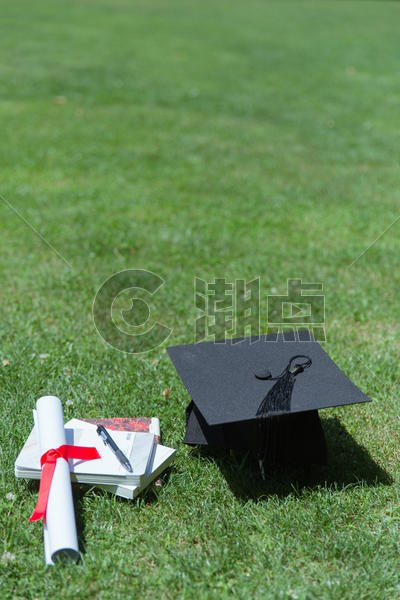 大学草地上的书本证书学士帽图片素材免费下载
