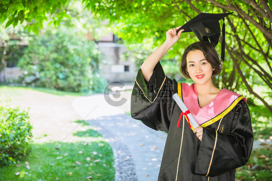 毕业校园树林穿学士服的女学生图片素材免费下载