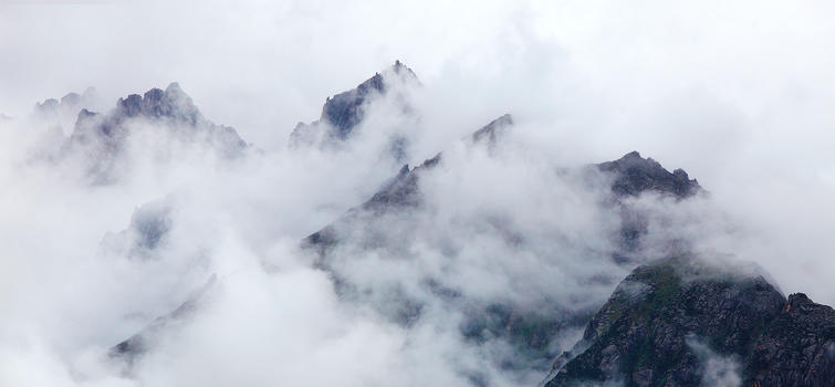雾气弥漫的山峰图片素材免费下载