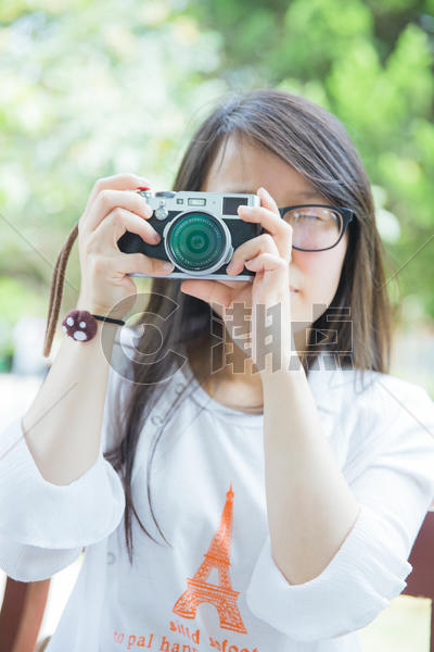清新女大学生手拿相机图片素材免费下载