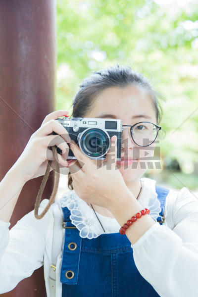 清新女大学生手拿相机图片素材免费下载