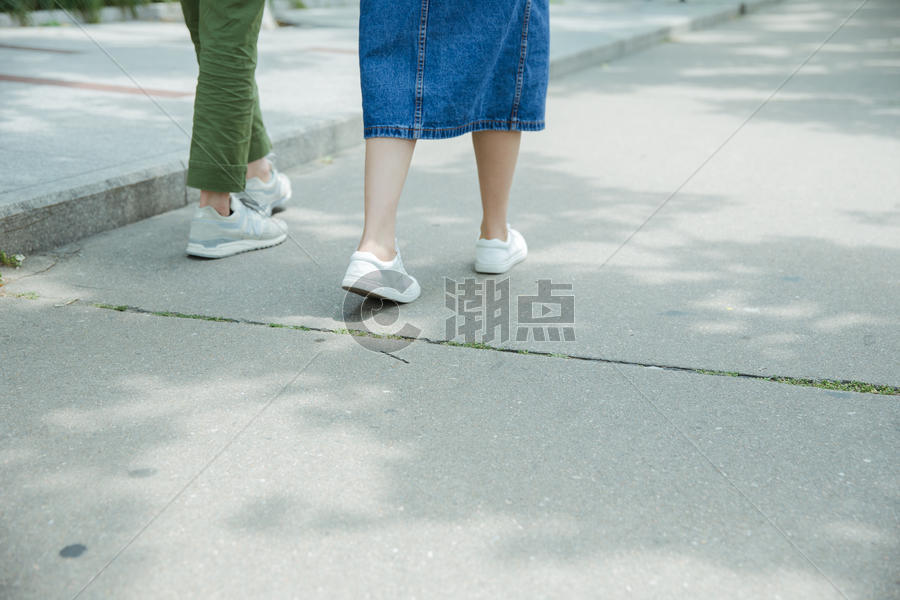 男女大学生走在路上脚部特写图片素材免费下载