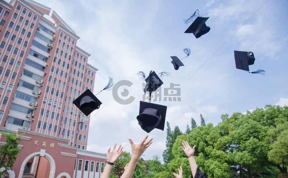 毕业季青春大学生们扔学士帽图片素材免费下载