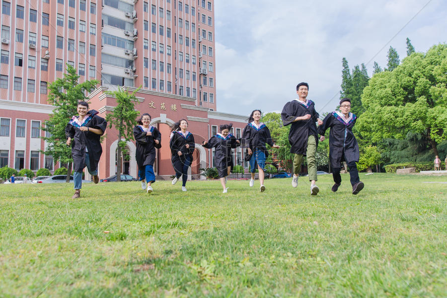 毕业季穿学士服的学生在奔跑图片素材免费下载