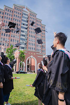 毕业季青春大学生们扔学士帽图片素材免费下载