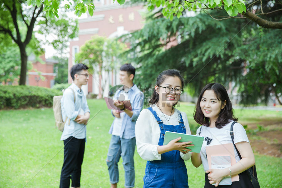 青春的大学生们在草地上讨论摄影图5472*3648图片素材免费下载-编号649308-潮点视频