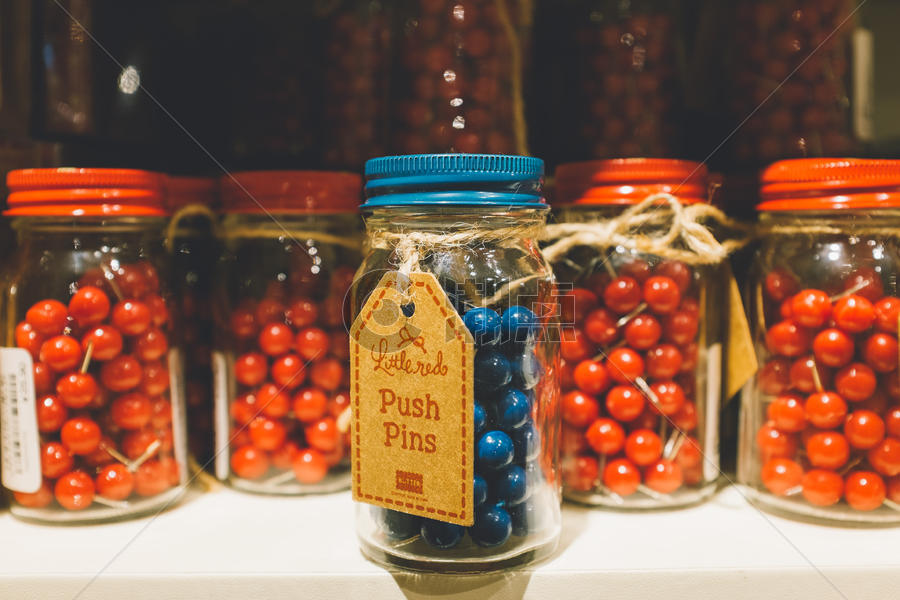 玻璃罐里的彩色糖果图片素材免费下载