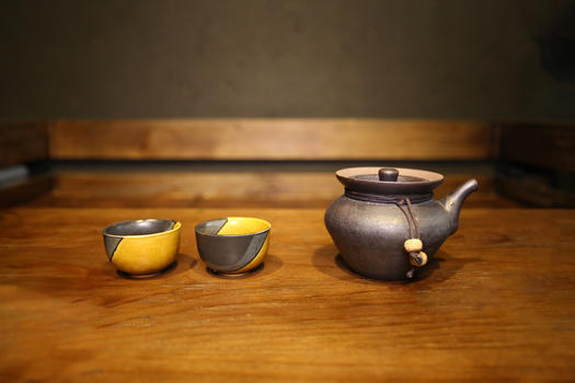 暖色灯下的茶具图片素材免费下载