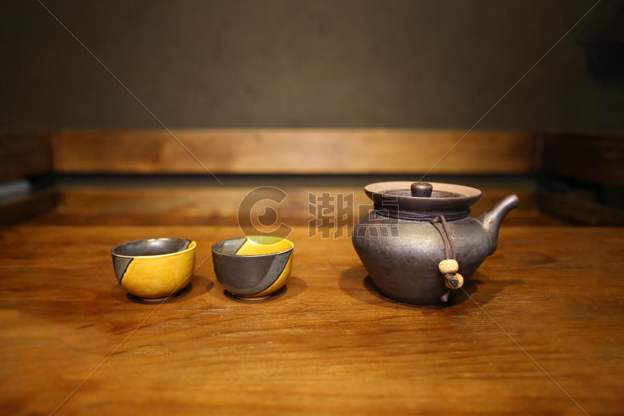 暖色灯下的茶具图片素材免费下载