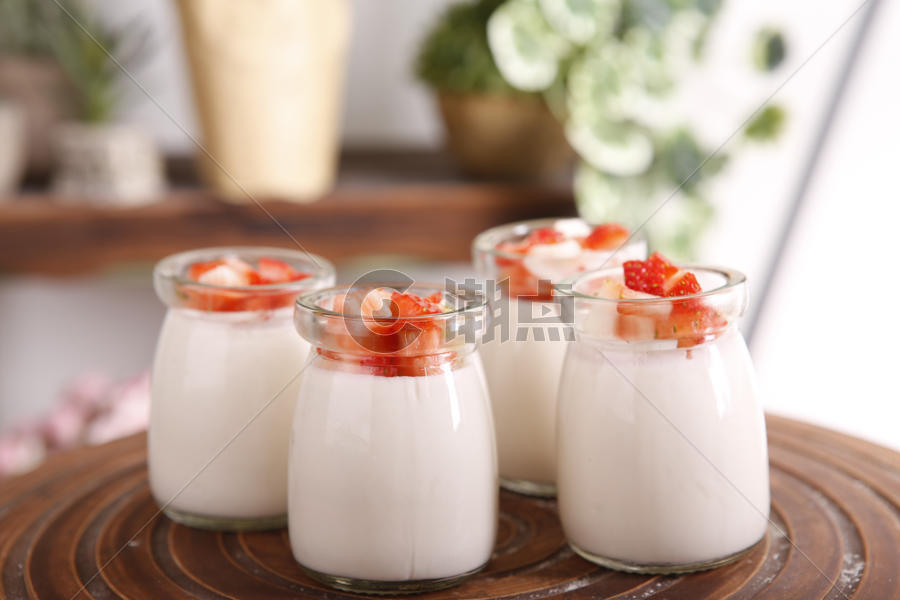 玻璃瓶里的草莓果粒酸奶图片素材免费下载