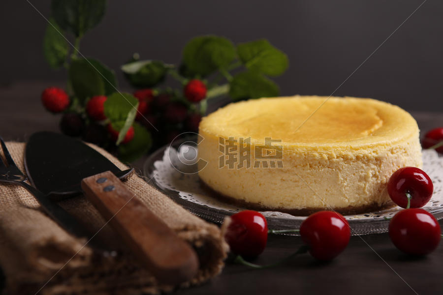 盘子里的一整块重乳酪蛋糕图片素材免费下载