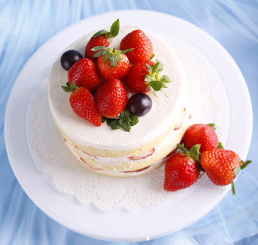 一个完整的双层奶油草莓裸蛋糕图片素材免费下载