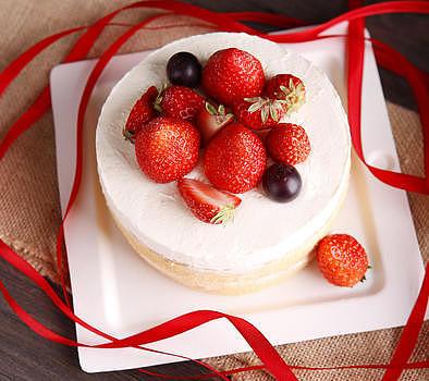 一个完整的双层奶油草莓裸蛋糕图片素材免费下载