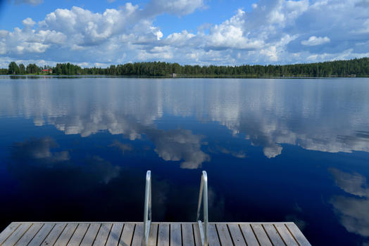 夏季宁静的芬兰湖畔图片素材免费下载