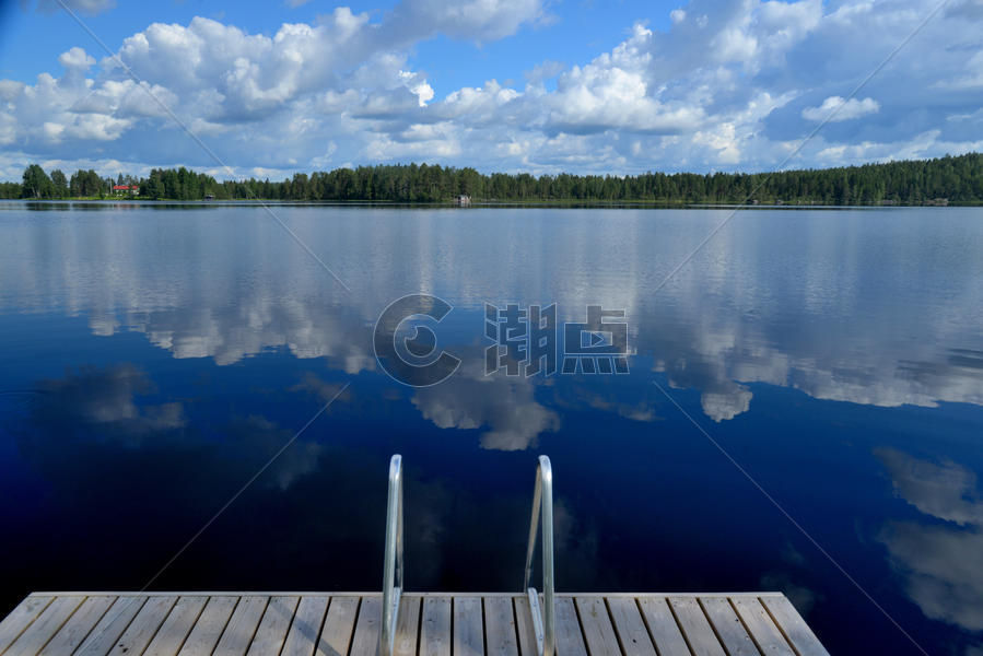 夏季宁静的芬兰湖畔图片素材免费下载