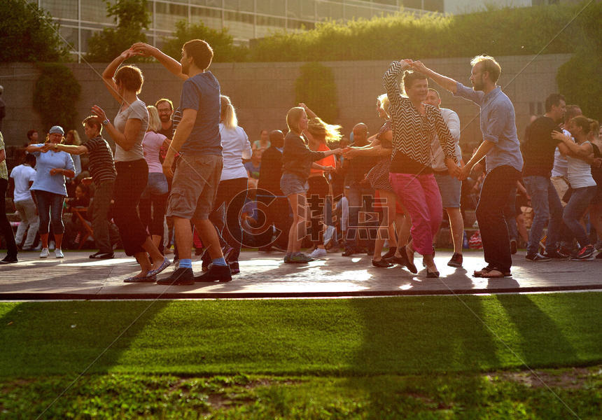 仲夏的芬兰 人们在夕阳照射的草地上跳舞欢快图片素材免费下载