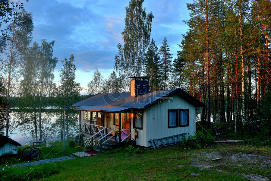 夕阳下的湖畔白桦林度假小木屋图片素材免费下载