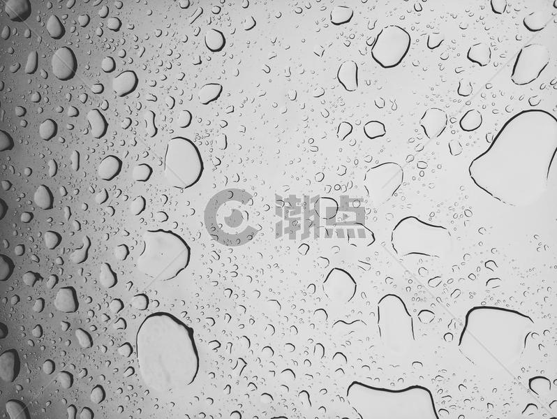 下雨天水滴窗户的水珠微距图片素材免费下载