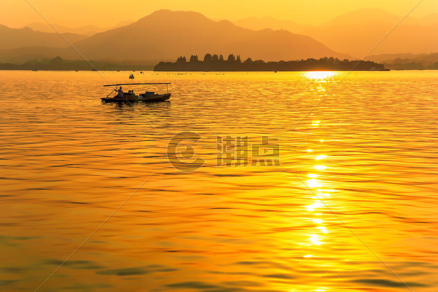金色夕阳洒满湖面图片素材免费下载