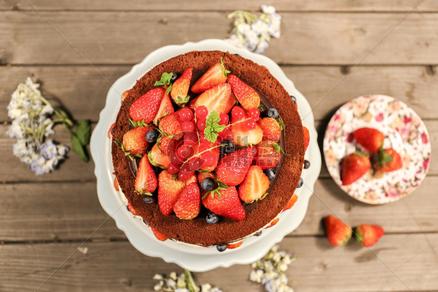 美味的草莓蛋糕图片素材免费下载
