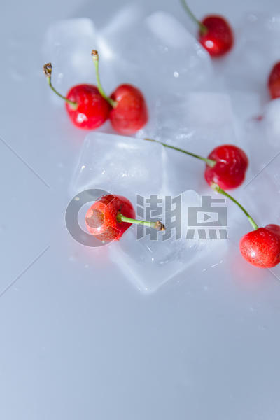 清爽夏日摆放的樱桃和冰块图片素材免费下载