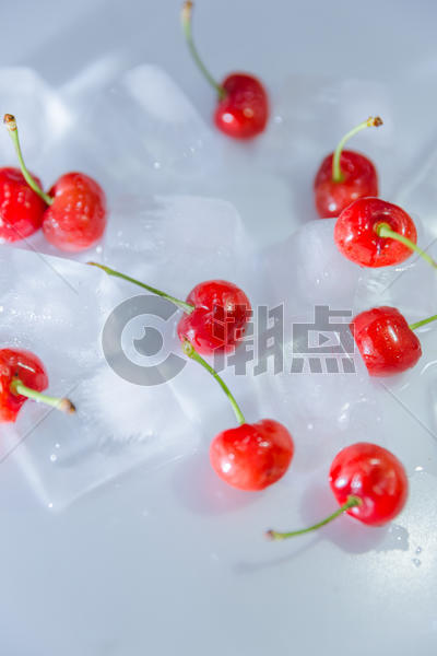 清爽夏日摆放的樱桃和冰块图片素材免费下载