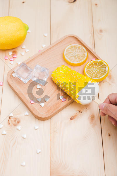 清新文艺夏日手拿甜品柠檬雪糕图片素材免费下载
